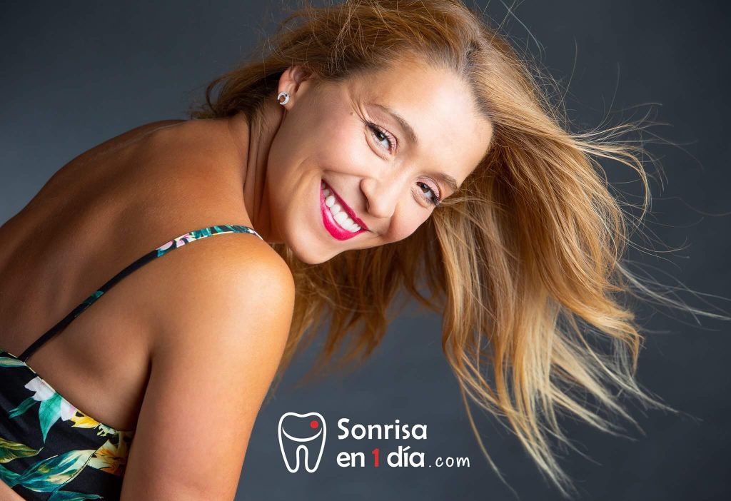 Sonrisas en un dia con carillas dentales y fundas dentales 